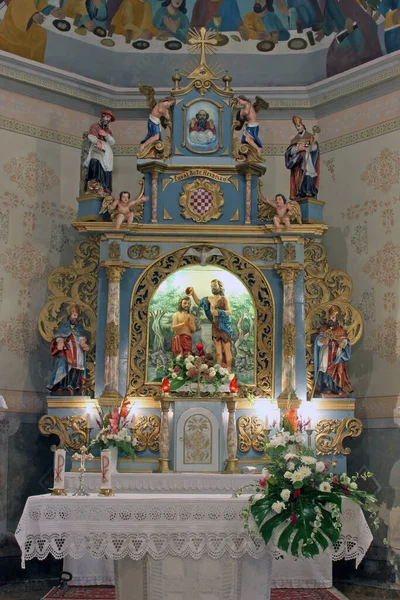 克罗地亚Gornji Desinec圣约翰浸信会教区教堂的主要祭坛 — 图库照片