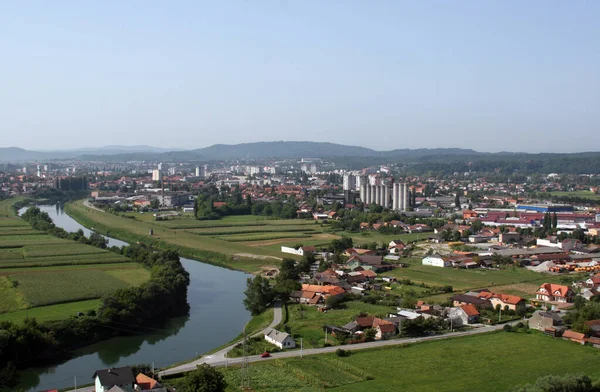 克罗地亚大陆卡尔洛瓦茨市的空中景观 图库图片