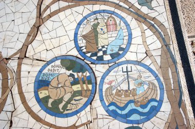 İsa 'nın İsrail' in Celile Dağı 'nda vaaz verdiği geleneksel yer olan Güzeller Kilisesi' nin önündeki zemin mozaiği.