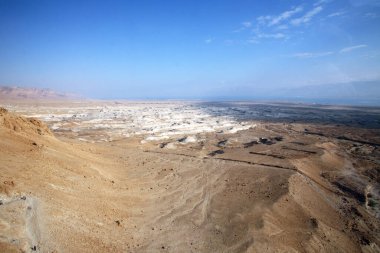 Musevi çölünün susuz manzarası, Masada 'dan Ölü Deniz' e doğru manzara, İsrail
