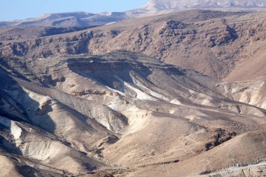 İsrail 'in Kumran yakınlarındaki Yahudi Çölü' nün resimli dağ manzarası.