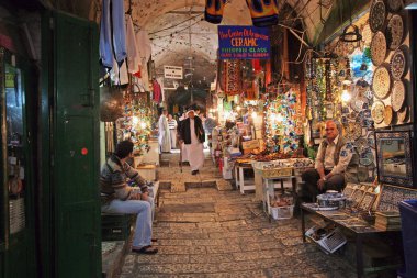 İsrail 'in eski Kudüs kentindeki küçük sokaklardan birinde her türlü hediyelik eşya dükkanı var.