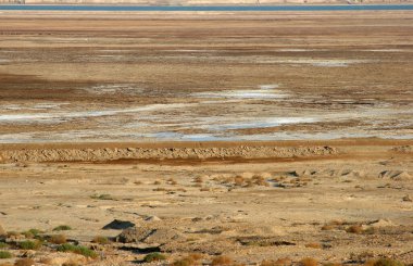 Ölü Deniz 'in geri çekilen su seviyesinden kaynaklanan bir subatan. Sıcak su kaynağı çukuru dolduruyor, Ölü Deniz, İsrail
