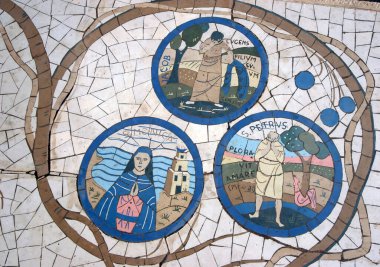 İsa 'nın İsrail' in Celile Dağı 'nda vaaz verdiği geleneksel yer olan Güzeller Kilisesi' nin önündeki zemin mozaiği.