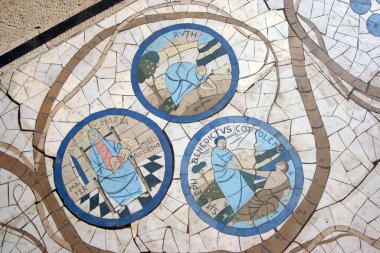 İsa 'nın İsrail' in Celile Dağı 'nda vaaz verdiği geleneksel yer olan Güzeller Kilisesi' nin önündeki zemin mozaiği.