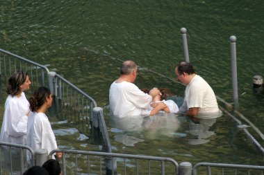 Ürdün nehir kıyısındaki vaftiz bölgesi. 30 Eylül 2006 'da Yardenit, İsrail' deki hacıların vaftiz töreni.