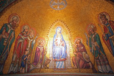 Meryem Ana Mozaiği, azizler arasında bir sunağın üzerinde, Dormition, Zion Dağı, Kudüs, İsrail 'deki Benedikt Manastırı' nın içinde.