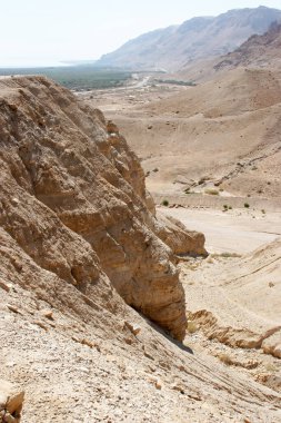 İsrail 'in Musevi Çölü' ndeki kayalıklarda Ölü Deniz parşömenlerinin bulunduğu Arkeolojik bir yer,