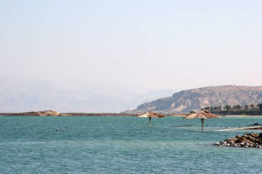 Ölü Deniz tatil köyünde güneşli bir gün, İsrail