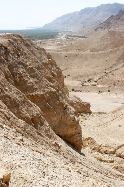 İsrail 'in Musevi Çölü' ndeki kayalıklarda Ölü Deniz parşömenlerinin bulunduğu Arkeolojik bir yer,
