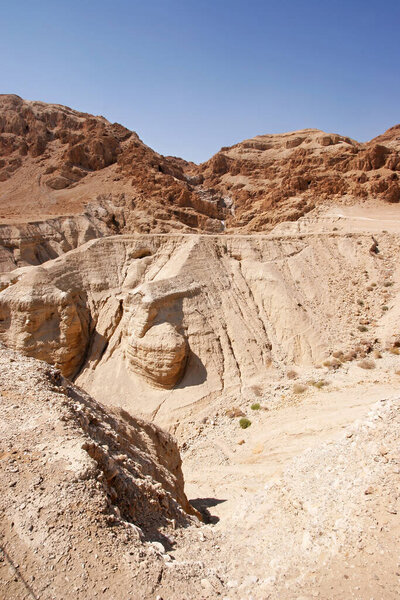 Археологическое место Кумрана, где были обнаружены свитки Мертвого моря в пещерах в скалах, Иудейская пустыня, Израиль,