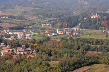 Klenovnik köyü Hırvatistan 'ın Hrvatski Zagorje kentinin kuzeyindeki Ravna Gora' nın güney yamaçlarında yer alıyor.