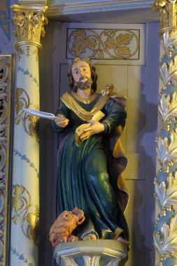 Evangelist Aziz Mark, Hırvatistan 'ın Kriz kentindeki Kutsal Haç Kilisesi' nin sunağında heykel.