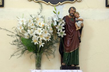 Çocuk İsa 'yı tutan Aziz Joseph, Hırvatistan' ın Komarevo kentindeki İskenderiyeli Aziz Catherine Kilisesi 'nde heykel