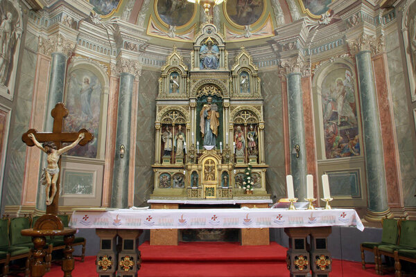 Главный алтарь в церкви Святого Петра в Иванич Град, Хорватия
