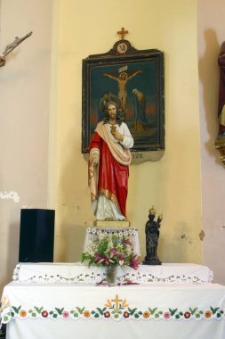 Hırvatistan 'ın Kupinec kentinde Bakire Meryem' in Varsayımı Kilisesinde İsa 'nın Kutsal Kalbi Sunağı