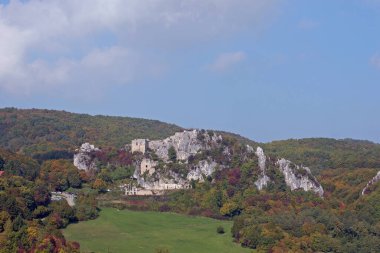 Hırvatistan 'ın Krizevci kenti yakınlarındaki Kalnik tepesindeki Kalnik eski kentinin hava manzarası