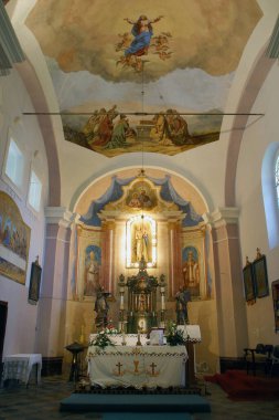 Hırvatistan 'ın Kupinec kentinde Bakire Meryem' in Varsayımı Kilisesi 'nin ana mihrabı