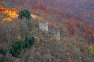 Gvozdansko kalesi, Hırvatistan 'ın Gvozdansko kentinde 15. yüzyılda Zrinski ailesinin bir Hırvat asilzadesi tarafından inşa edildi.