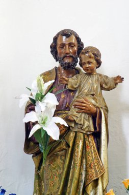 Aziz Yusuf kucağında bebek İsa, Hırvatistan 'ın İvanovo Selo kentindeki İsa' nın Kutsal Kalbi Kilisesi 'nde heykel