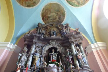 Hırvatistan 'ın Pisarovinska Jamnica kentindeki Aziz Martin Kilisesi' nin ana mihrabı