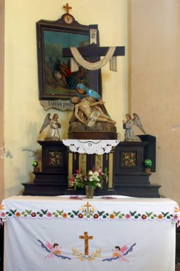 Hırvatistan 'ın Kupinec kentinde Bakire Meryem' in Varsayımı Kilisesi 'ndeki Kederli Meryem Ana Sunağı 