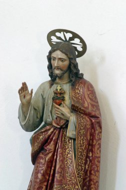 İsa 'nın Kutsal Kalbi, Hırvatistan' ın Ostarije kentindeki Mucizeler Leydisi kilisesinde heykel