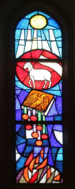 Agnus Dei, Tanrı 'nın Kuzusu, Hırvatistan' ın Dugo Selo kentindeki St. Martin kilisesinin vitraylı penceresi.