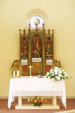 St. George kilisesinin ana mihrabı ve Hırvatistan 'ın Kaniska İva kentindeki Meryem' in Günahsız Kalbi