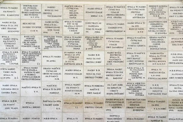 Hırvatistan 'ın Marija Bistrica kentinde Meryem Ana' nın Bazilika Varsayımında adak tabletleri