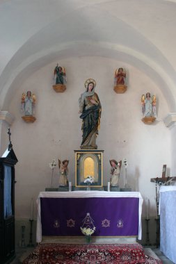 Hırvatistan 'ın Kalnik kentindeki Aziz Brice Tur Kilisesinde Meryem Ana' nın sunağı