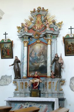 Hırvatistan 'ın Marija Gorica kentinde Meryem Ana' nın Ziyareti Kilisesi 'nde sunağın kenarında