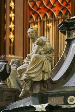 Hırvatistan 'ın Zagreb kentinde Bakire Meryem' in Varsayımı Katedralindeki kürsüde heykel