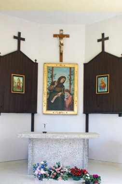 Hırvatistan 'ın Crna Draga kentindeki Saint Anne kilisesinde sunak