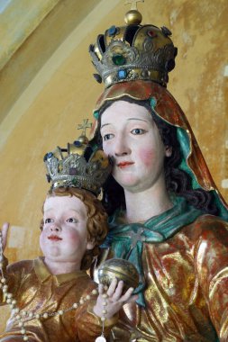 Hırvatistan 'ın Krapina kentindeki Trski Vrh' de Kudüs 'ün Meryem Ana Kilisesi' nin tahtında bebek İsa ile birlikte oturan Meryem Ana.