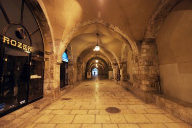 Antik Kudüs 'ün ana caddesi, İsrail' in yenilenmiş eski Cardo Caddesi 'ndeki dükkanlar