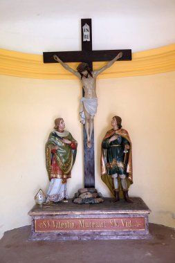 Hırvatistan 'ın Stitar kasabasındaki kilisede haç altında Aziz Valentine şehidi ve Aziz Vitus şehidi