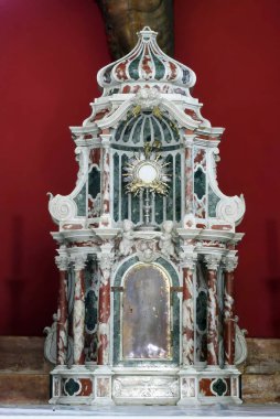 Hırvatistan 'ın Korcula adasının Blato kentindeki All Saints Kilisesi' ndeki Kutsal Haç mihrabının üzerindeki tapınak.