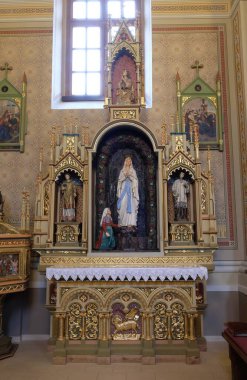 Hırvatistan 'ın Stitar kentindeki Aziz Matthew Kilisesi' ndeki Lourdes Leydisi Sunağı.