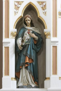 Meryem 'in Günahsız Kalbi, Hırvatistan' ın Oprisavci kentindeki Kutsal Haç 'ın Yüceltilmesi kilisesinin ana sunağında heykel.