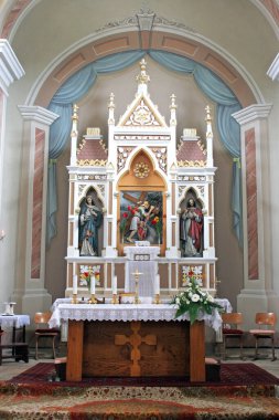 Hırvatistan 'ın Oprisavci kentindeki Kutsal Haç' ın Yüceltilmesi kilisesinin ana mihrabı.