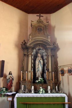 Hırvatistan 'ın Karlovac kentindeki Kutsal Üç Kral Kilisesi' ndeki Lourdes Leydisi Sunağı.