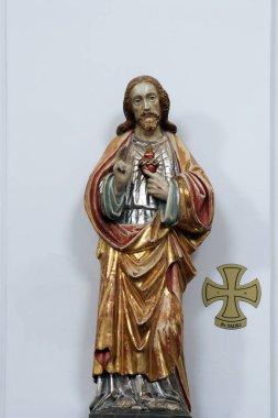 İsa 'nın Kutsal Kalbi, Hırvatistan' ın Petrinja kentindeki Aziz Lawrence Kilisesi 'nde heykel