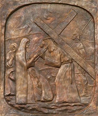 4. Haç İstasyonları, İsa Hırvatistan 'ın Petrinja kentinde annesi Aziz Lawrence Kilisesi ile buluştu.