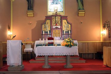 Hırvatistan 'ın Popovaca kentindeki Aziz Aloysius Gonzaga kilisesinin ana mihrabı