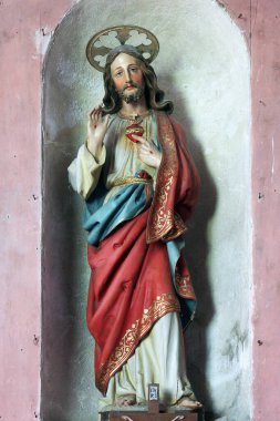 İsa 'nın Kutsal Kalbi, Hırvatistan' ın Zumberak kentindeki Aziz Nicholas kilisesinde İsa 'nın Kutsal Kalbi' nin mihrabına heykel dikin.