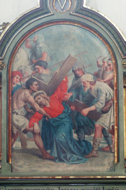 5. Haç İstasyonları, Cyrene 'li Simon haçı taşıyor, Hırvatistan' ın Trnjani kentindeki Evangelist Aziz Mark kilisesi.