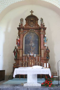 Hırvatistan 'ın Sunja kentindeki Aziz Mary Kilisesi' nin ana mihrabı