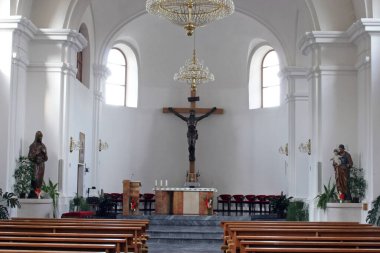 Hırvatistan 'ın Petrinja kentindeki Aziz Lawrence Kilisesi' nin ana mihrabı