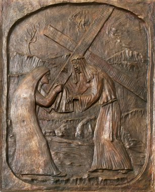 6. Haç İstasyonları, Veronica Hırvatistan 'ın Petrinja kentindeki Aziz Lawrence Kilisesi ve İsa' nın yüzünü siliyor.